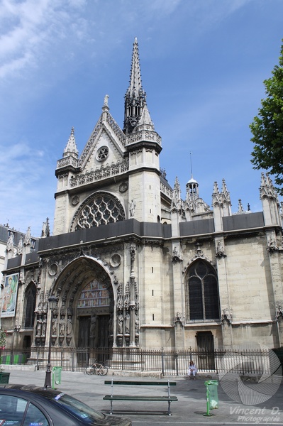 L'une des églises parmi les plus détruites et reconstruites de Paris.
Sa façade ne date que du 19ème siècle, un fronton en lave émaillée donne toute son originalité à Saint-Laurent. Canon_EOS_500D-2411.jpg