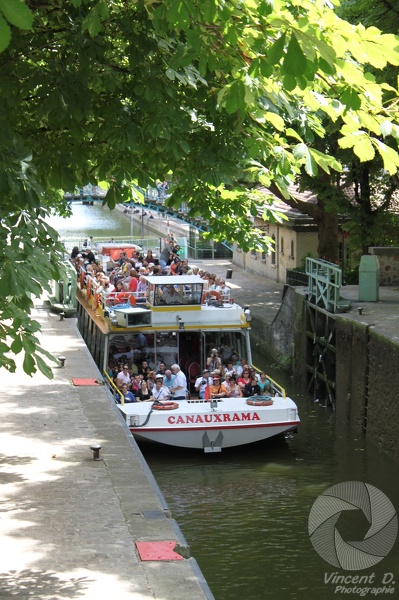 Les écluses sont étroites et réservées en priorité aux bateaux de touristes. Canon_EOS_500D-2437.jpg