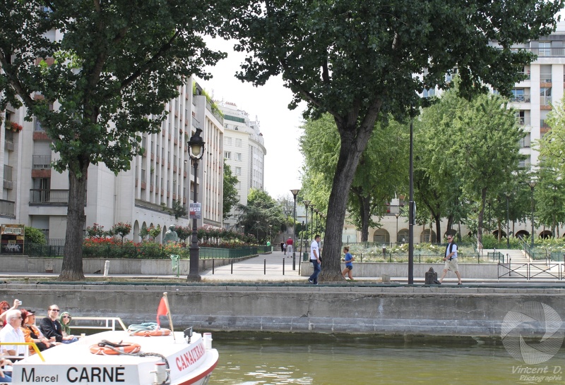 Vue de la Place Raoul Follereau, un poète et romancier dont la vie publique et l'engagement politique restera discutable pour ne pas dire plus. Canon_EOS_500D-2442.jpg