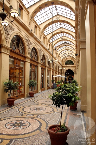 De style néo-classique couverte d'une verrière et avec des mosaïques au sol, la galerie conserve son activité commerciale. Paris_Photowalk_2013_8821.jpg