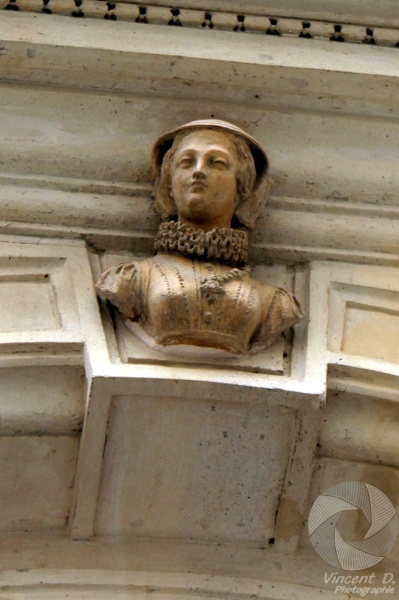 Des scultures, et un portrait en médaillon de Philibert Delorme l'architecte d'Henri II, ornent le fronton. Paris_Photowalk_2013_8971.jpg