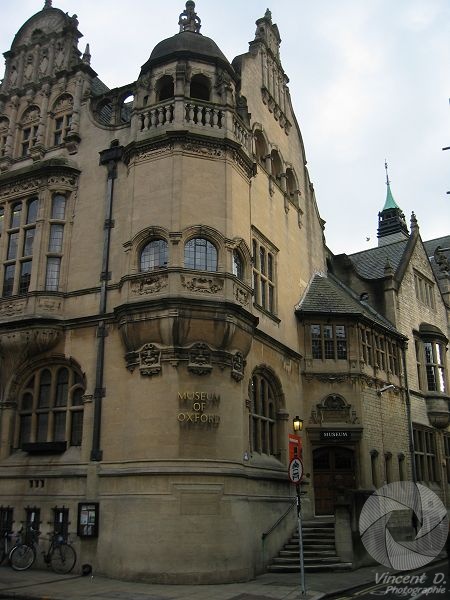 Il existe plusieurs musées à Oxford. Celui-ci est dans l'ancien hôtel de ville, à coté du Christ Church College. Oxford_-_UK_040.jpg