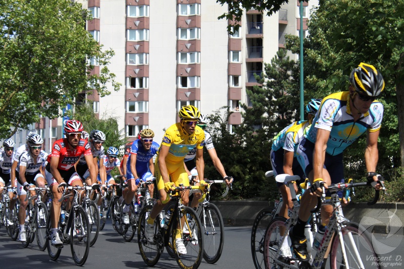 Alberto Contador est relax dans la roue de Lance Armstrong lors de la montée de Joinville (RN 4).
Lui-même suivit par Andy Schleck comme son ombre. 20090728142505-62c8bcb8.jpg
