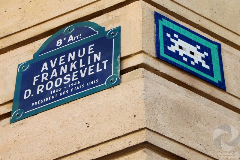 Depuis 1998, Invader sème ses mosaïques dans les plus grandes villes du monde.
L’artiste français souhaite conserver son anonymat, mais ne seraient-ils pas plusieurs ? Photowalk_2015_06_7238.jpg