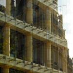 D'un côté, un reflet de façade