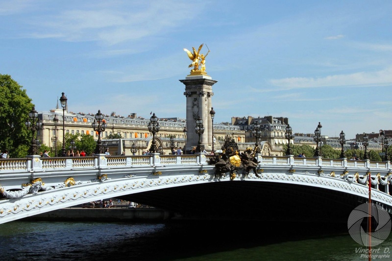 Le pont relie le Petit Palais et le Grand Palais aux Invalides.
Curieusement, les 4 colonnes, qui encadrent le pont, sont en fait indépendantes des fondations de celui-ci. Photowalk_2015_06_7246.jpg