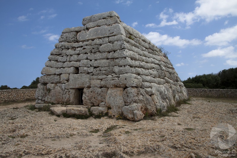 La Naveta d'Es Tudons se trouve au bout d'un chemin caillouteux, sa visite est gratuite les lundis. Pas de visite de l'intérieur. Minorca_8162.jpg