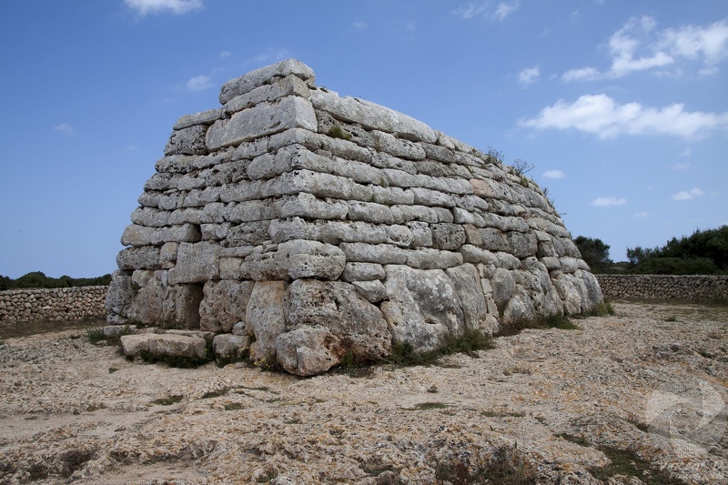 La Naveta d'Es Tudons se situe à 7km de l'ancienne capitale Ciutadella. Minorca_8164.jpg