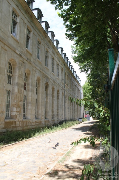Si la façade restante conserve l'image que nous avons d'un ancien hôpital militaire, sa fausse modestie n'a d'égal que l'engagement de pauvreté des religieux de l'ancien couvent des Récollets. Canon_EOS_500D-2406.jpg
