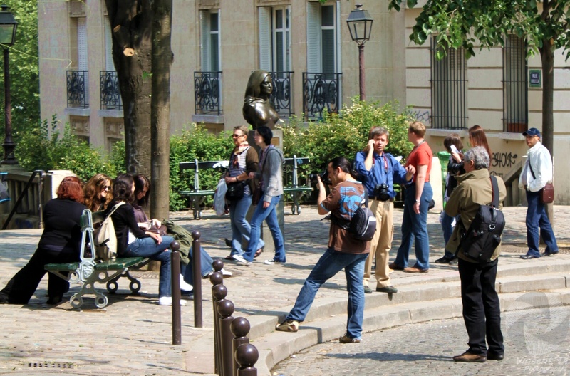 Place Dalida (où nos 4 Dalida ont trouvé un banc publique).
Balade_2011_04_3816.jpg