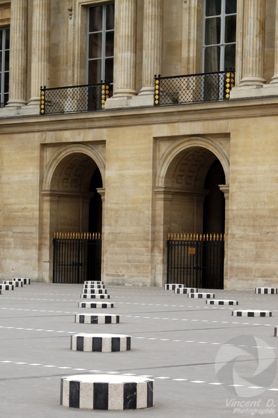 Les colonnes de Buren dans la Cour d'Honneur du Palais Royal Paris_Photowalk_2013_8857.jpg