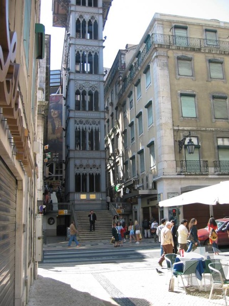 Inauguré le 10 juillet 1902, c'était le projet de Raoul Mesnier du Ponsard.
L'elevador est surtout utilisé actuellement que par les touristes.
Il doit son nom à la rue du quartier (Baixa) au bas de cet ascenseur.
Pour le trouver suivre la rua Ouro.
lib0002.jpg