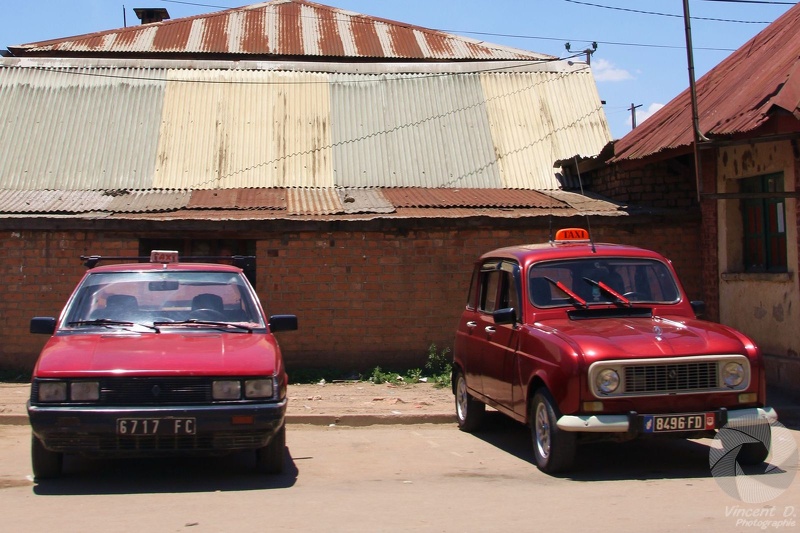 Taxis couleur bordeau à Fianarantsoa Mcar_2014_11_4403.jpg