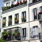 Une des façades fleuries de la Cité des Fleurs